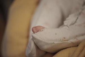 bébé nouveau-né d'un mois dormant dans son lit photo