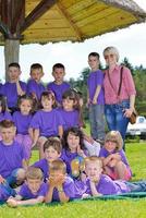 groupe d'enfants heureux avec professeur dans la nature photo