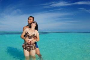 heureux jeune couple profitant de l'été sur la plage photo