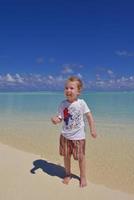 heureux jeune enfant sur la plage photo