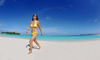 belle femme se détendre sur la plage tropicale photo