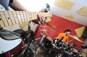 un groupe de musique s'entraîne dans un garage photo