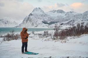 voyageur musulman priant dans une froide journée d'hiver enneigée photo