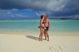 un jeune couple heureux s'amuse en été photo