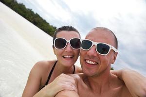 un jeune couple heureux s'amuse en été photo