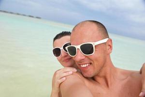 un jeune couple heureux s'amuse en été photo