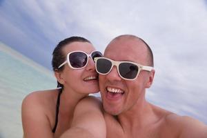 un jeune couple heureux s'amuse en été photo