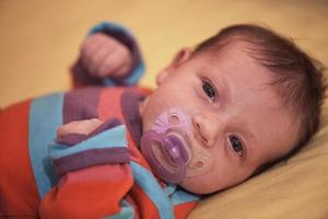 bébé nouveau-né d'un mois dormant dans son lit photo