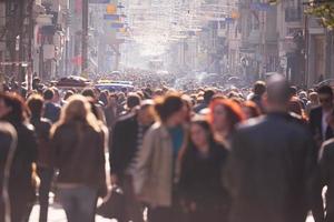 foule de gens marchant dans la rue photo