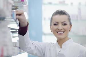 pharmacien chimiste femme debout en pharmacie pharmacie photo