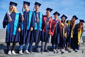 groupe d'étudiants jeunes diplômés photo