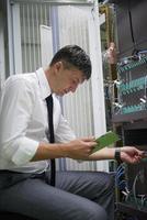 ingénieur réseau travaillant dans la salle des serveurs photo