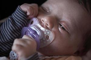 bébé nouveau-né d'un mois dormant dans son lit photo