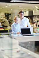 jeune couple dans un magasin d'électronique grand public photo