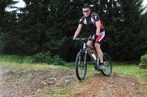 balade en vélo de montagne en plein air photo