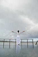 jeune femme se détendre le jour d'été nuageux photo