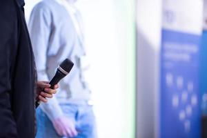 homme d'affaires donnant des présentations dans la salle de conférence photo