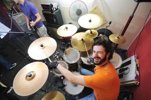 un groupe de musique s'entraîne dans un garage photo