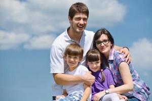 heureuse jeune famille s'amuser à l'extérieur photo