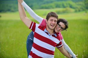 romantique jeune couple amoureux ensemble en plein air photo