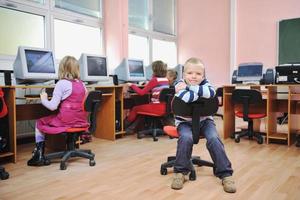 éducation informatique avec les enfants à l'école photo