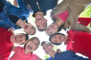 jeunes amis restant ensemble en plein air dans le parc photo