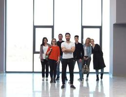 groupe d'étudiants debout ensemble en équipe photo