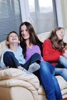 jeune famille heureuse s'amuser à la maison photo