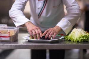 chef servant une salade de légumes photo