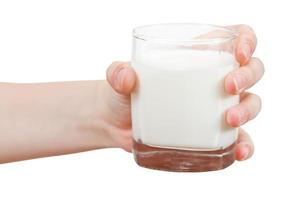 main tient un verre de lait isolé sur blanc photo
