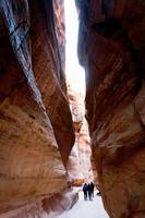 le siq - passage étroit vers la ville antique de petra photo