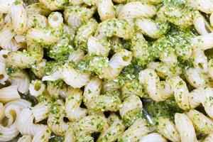 cavatappi de pâtes italiennes avec sauce au pesto frais photo