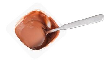 yaourt au chocolat et cuillère dans un gobelet jetable photo