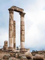 colonnes du temple d'hercule à la citadelle d'amman photo