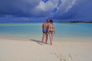 un jeune couple heureux s'amuse en été photo