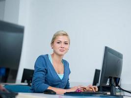 femme étudiante en salle de classe de laboratoire informatique photo