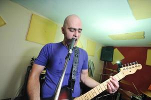 un groupe de musique s'entraîne dans un garage photo