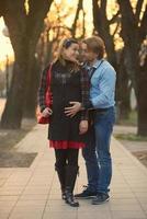 jeune couple enceinte s'amuser et se détendre photo