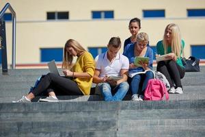 étudiants dehors assis sur les marches photo