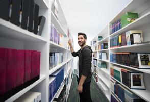 étude des étudiants à la bibliothèque de l'école photo