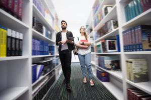 groupe d'étudiants à la bibliothèque de l'école photo