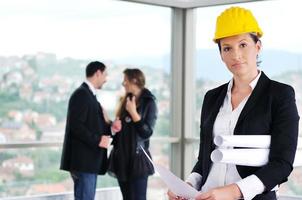 heureux jeune couple achetant une nouvelle maison avec un agent immobilier photo