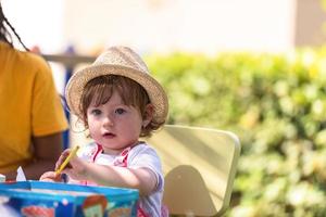 petite fille dessinant des images colorées photo