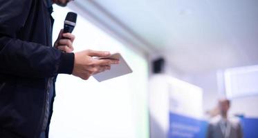 homme d'affaires donnant des présentations dans la salle de conférence photo