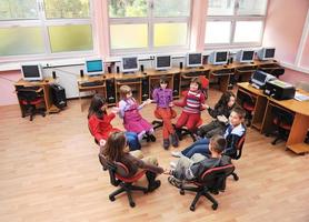 éducation informatique avec les enfants à l'école photo