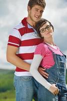 romantique jeune couple amoureux ensemble en plein air photo