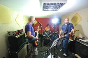 un groupe de musique s'entraîne dans un garage photo