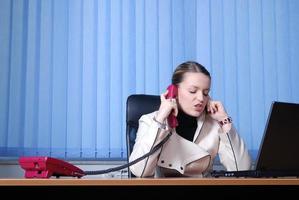 .jeune femme d'affaires travaillant sur un ordinateur portable au bureau. photo