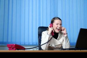 .jeune femme d'affaires travaillant sur un ordinateur portable au bureau. photo