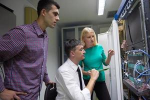 ingénieurs réseau travaillant dans la salle des serveurs réseau photo